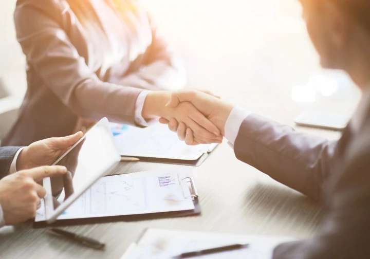 two person doing handshake